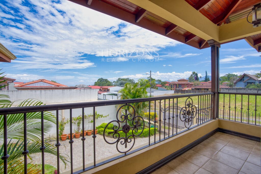 Venta de Casa en Residencial Altamonte 4 Habitaciones + Oficina 5 Garaje 5 Carros Hermosos Jardines nja1239