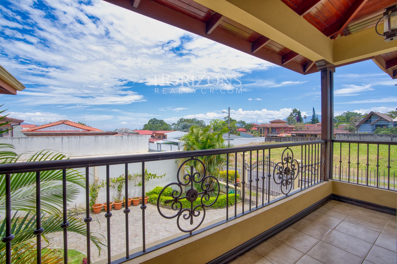 Venta de Casa en Residencial Altamonte 4 Habitaciones + Oficina 5 Garaje 5 Carros Hermosos Jardines nja1239