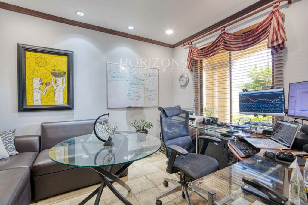 Venta de Casa en Residencial Altamonte 4 Habitaciones + Oficina 5 Garaje 5 Carros Hermosos Jardines nja1239