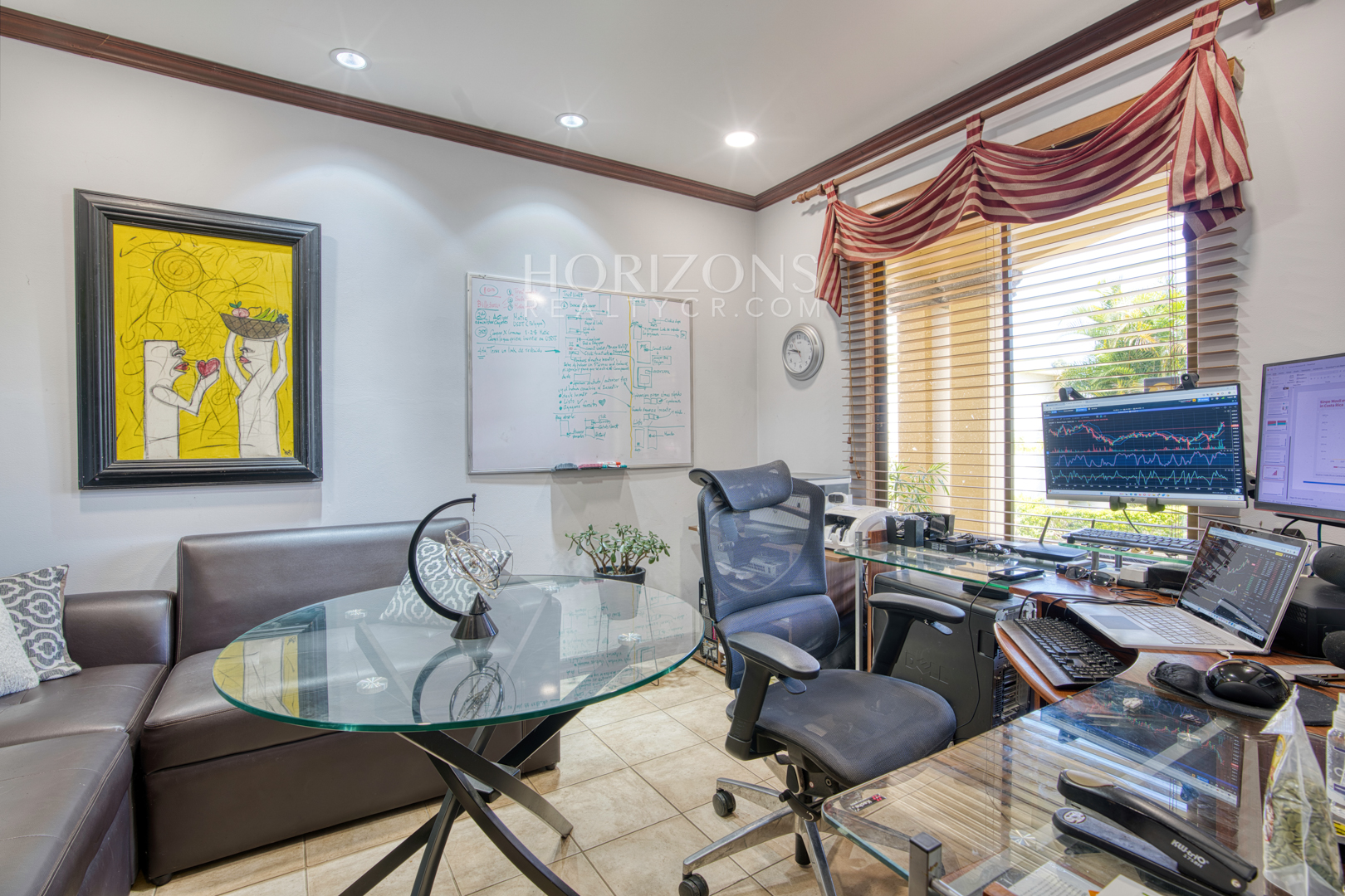 Venta de Casa en Residencial Altamonte 4 Habitaciones + Oficina 5 Garaje 5 Carros Hermosos Jardines nja1239