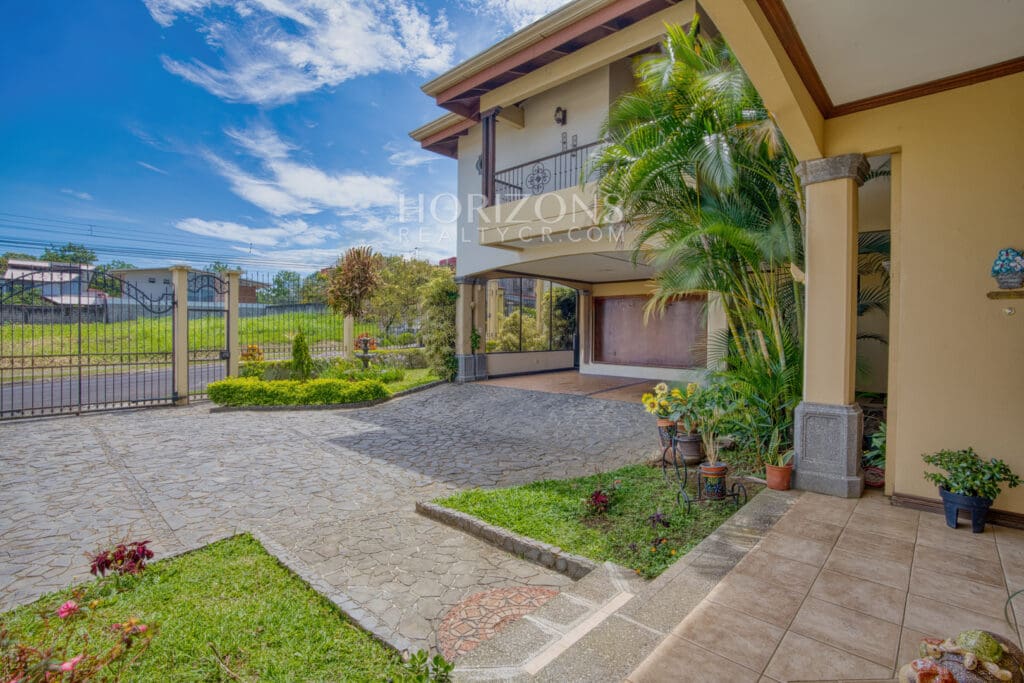 Venta De Casa En Residencial Altamonte 4 Habitaciones + Oficina 5 Garaje 5 Carros Hermosos Jardines Nja1239