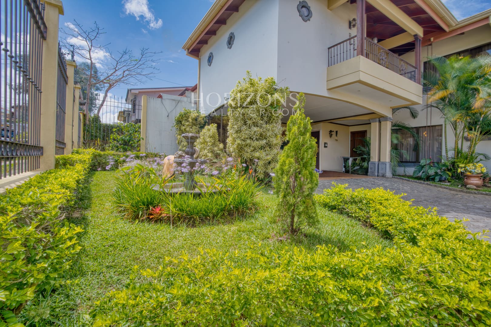 Venta de Casa en Residencial Altamonte 4 Habitaciones + Oficina 5 Garaje 5 Carros Hermosos Jardines nja1239
