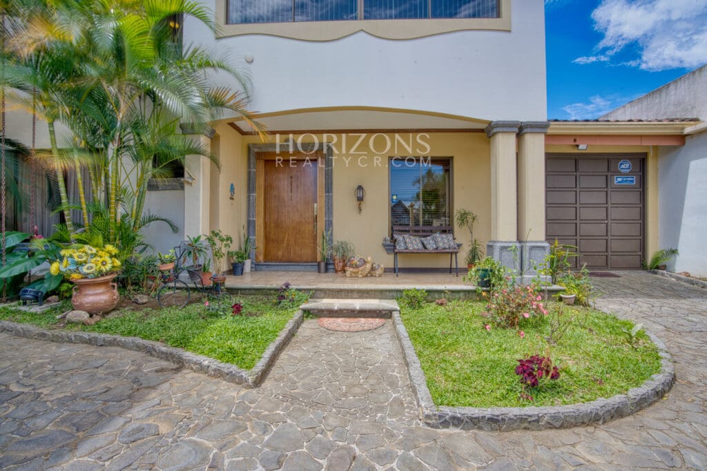 Venta de Casa en Residencial Altamonte 4 Habitaciones + Oficina 5 Garaje 5 Carros Hermosos Jardines nja1239