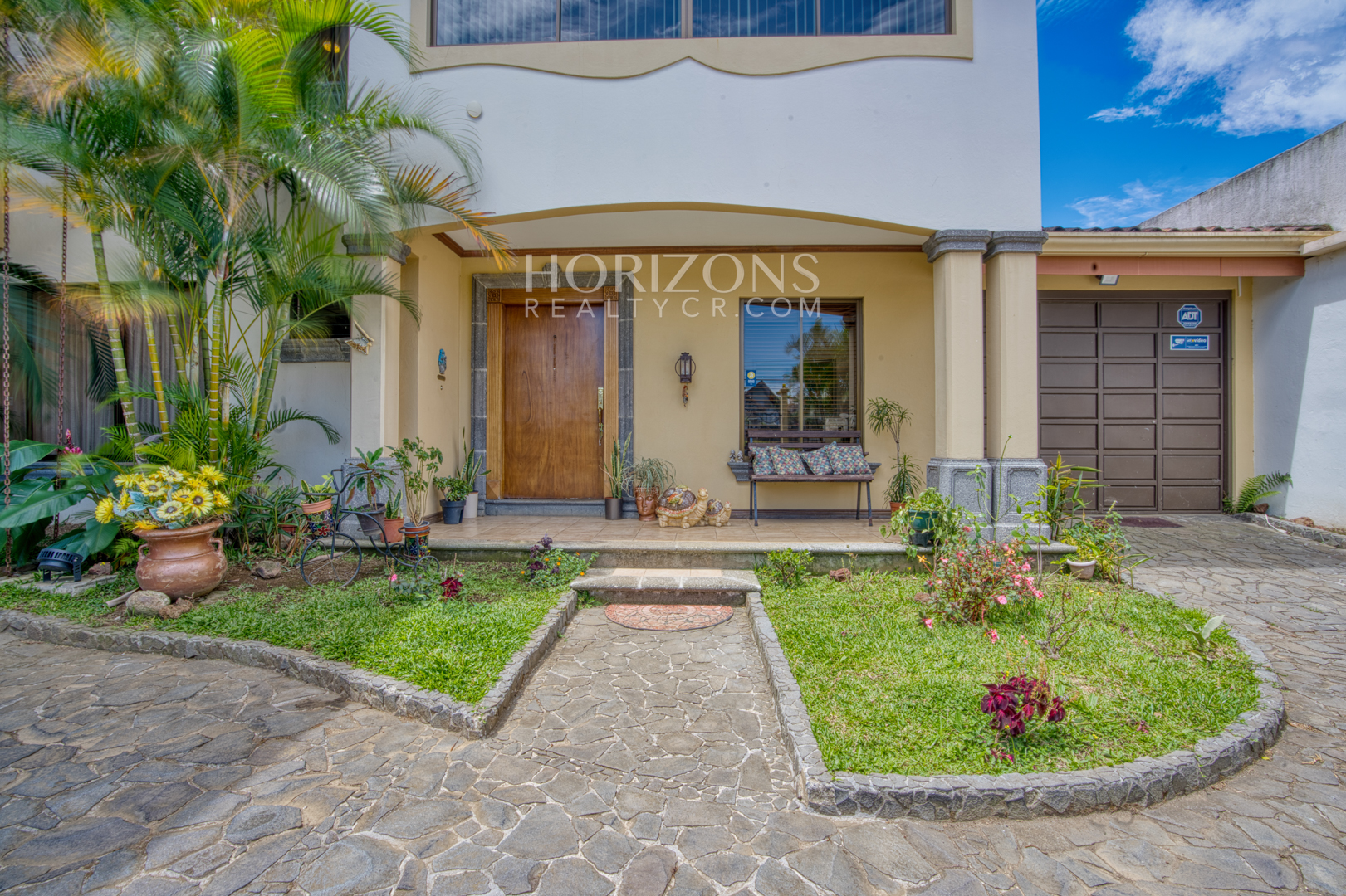 Venta de Casa en Residencial Altamonte 4 Habitaciones + Oficina 5 Garaje 5 Carros Hermosos Jardines nja1239
