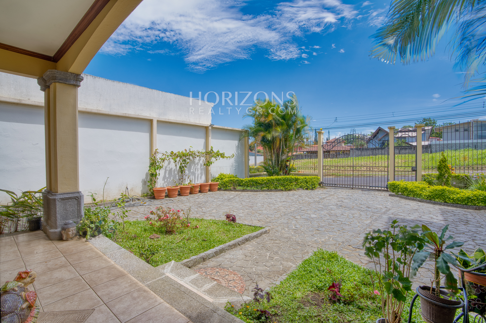 Venta de Casa en Residencial Altamonte 4 Habitaciones + Oficina 5 Garaje 5 Carros Hermosos Jardines nja1239