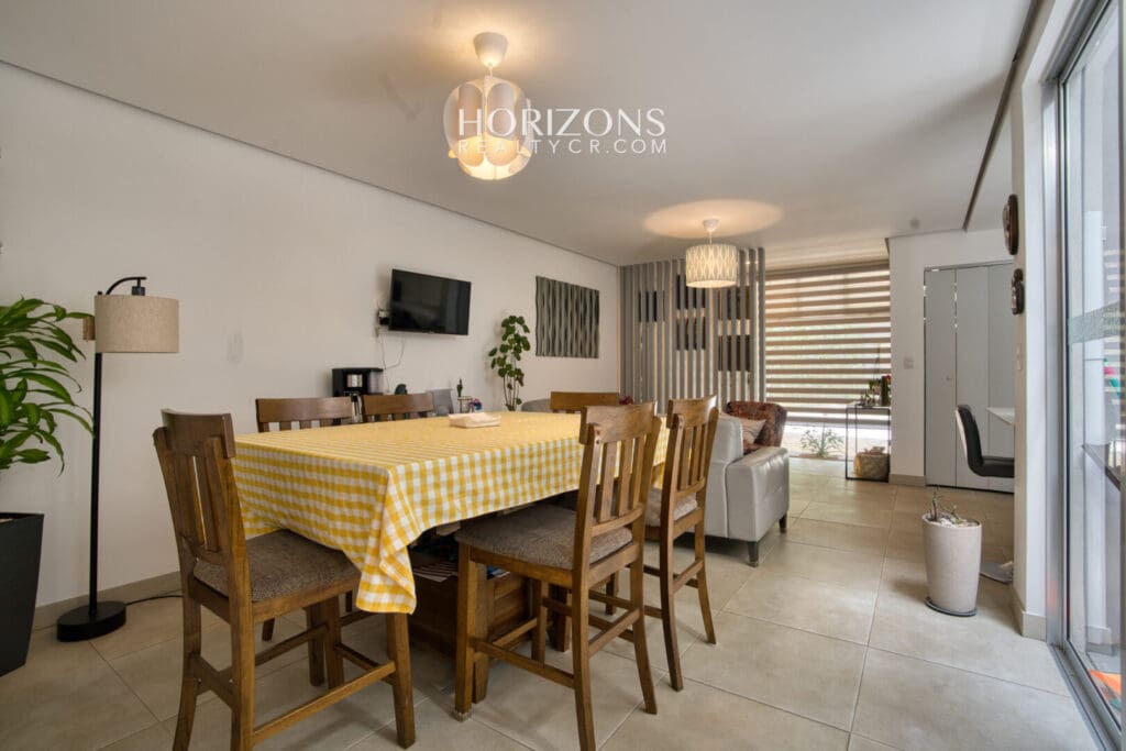 Moderna Casa en Venta Condominio Ayarco Boulevard BLVD Curridabat Con Habitación en Primer Nivel nja1237