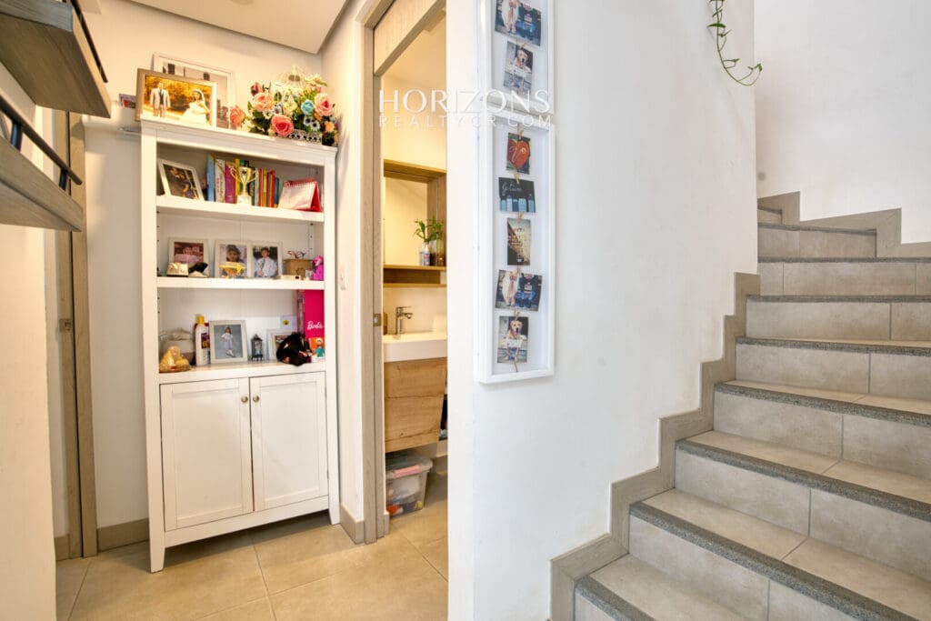Moderna Casa en Venta Condominio Ayarco Boulevard BLVD Curridabat Con Habitación en Primer Nivel nja1237