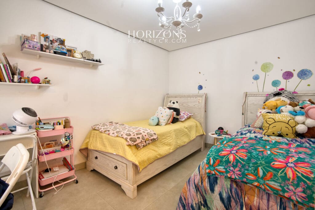 Moderna Casa en Venta Condominio Ayarco Boulevard BLVD Curridabat Con Habitación en Primer Nivel nja1237