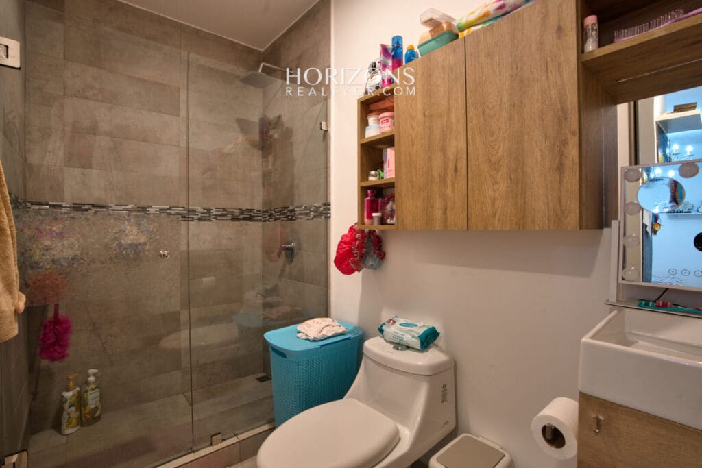 Moderna Casa en Venta Condominio Ayarco Boulevard BLVD Curridabat Con Habitación en Primer Nivel nja1237