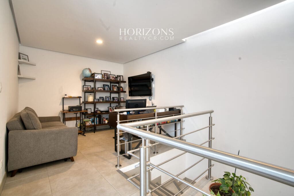 Moderna Casa en Venta Condominio Ayarco Boulevard BLVD Curridabat Con Habitación en Primer Nivel nja1237