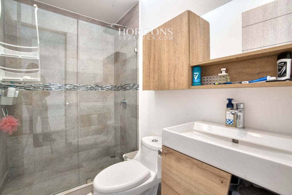Moderna Casa en Venta Condominio Ayarco Boulevard BLVD Curridabat Con Habitación en Primer Nivel nja1237