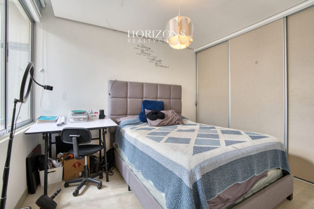 Moderna Casa en Venta Condominio Ayarco Boulevard BLVD Curridabat Con Habitación en Primer Nivel nja1237