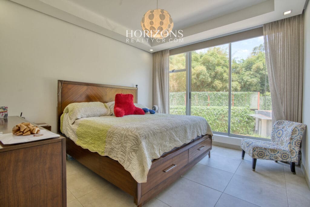 Moderna Casa en Venta Condominio Ayarco Boulevard BLVD Curridabat Con Habitación en Primer Nivel nja1237