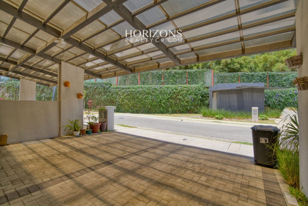 Moderna Casa en Venta Condominio Ayarco Boulevard BLVD Curridabat Con Habitación en Primer Nivel nja1237