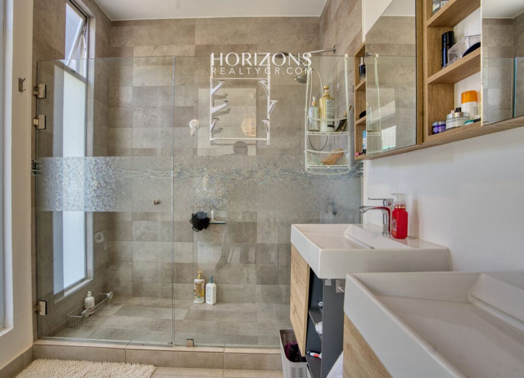 Moderna Casa en Venta Condominio Ayarco Boulevard BLVD Curridabat Con Habitación en Primer Nivel nja1237