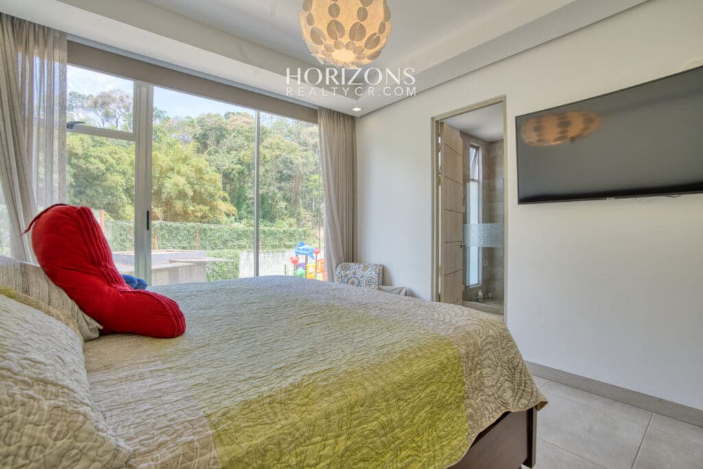 Moderna Casa en Venta Condominio Ayarco Boulevard BLVD Curridabat Con Habitación en Primer Nivel nja1237