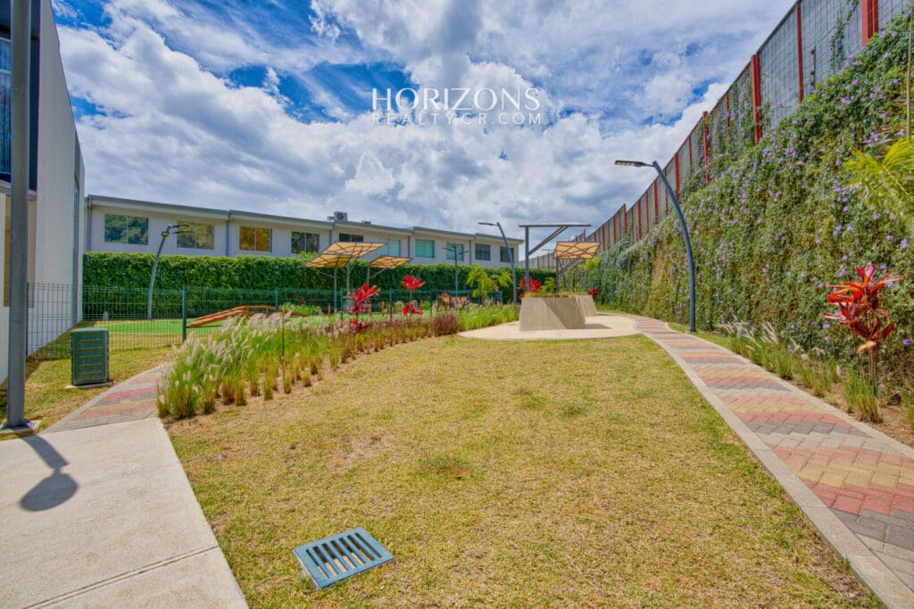 Moderna Casa en Venta Condominio Ayarco Boulevard BLVD Curridabat Con Habitación en Primer Nivel nja1237