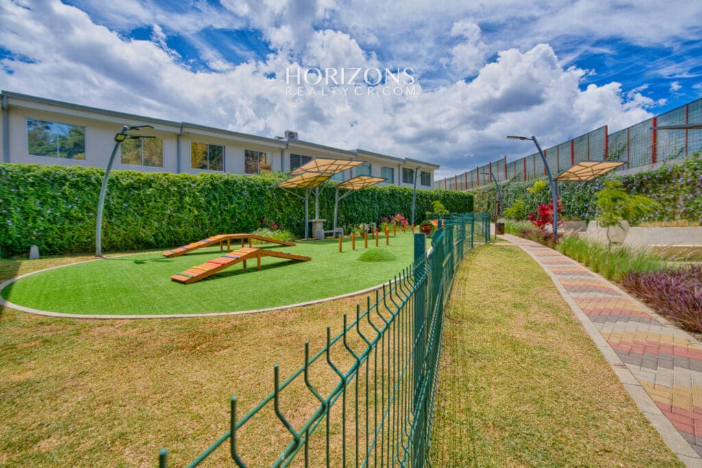 Moderna Casa en Venta Condominio Ayarco Boulevard BLVD Curridabat Con Habitación en Primer Nivel nja1237