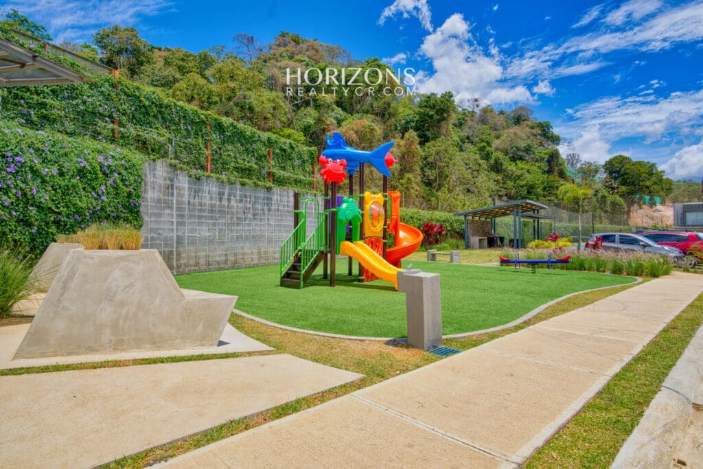 Moderna Casa en Venta Condominio Ayarco Boulevard BLVD Curridabat Con Habitación en Primer Nivel nja1237