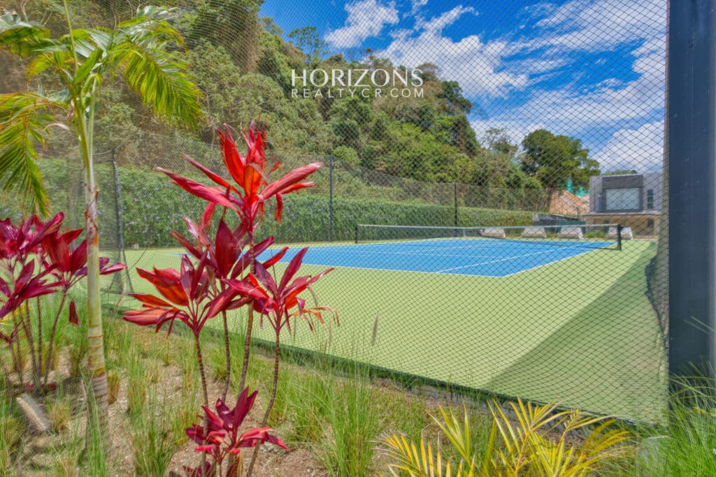 Moderna Casa en Venta Condominio Ayarco Boulevard BLVD Curridabat Con Habitación en Primer Nivel nja1237