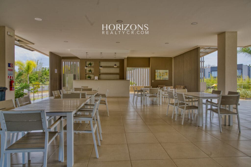 Moderna Casa en Venta Condominio Ayarco Boulevard BLVD Curridabat Con Habitación en Primer Nivel nja1237