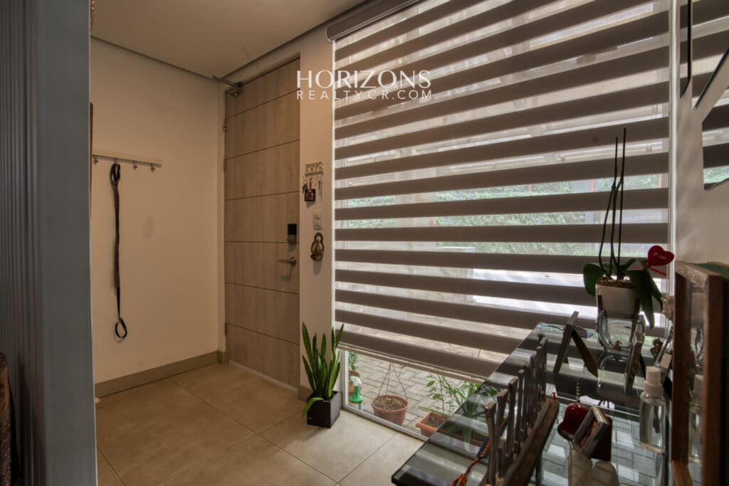 Moderna Casa en Venta Condominio Ayarco Boulevard BLVD Curridabat Con Habitación en Primer Nivel nja1237