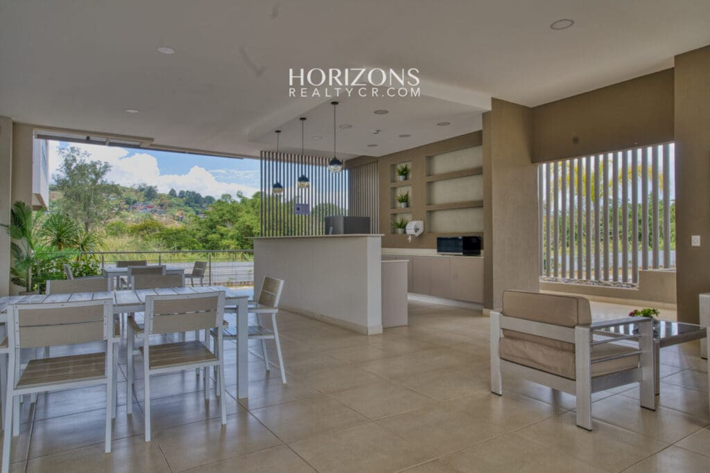 Moderna Casa en Venta Condominio Ayarco Boulevard BLVD Curridabat Con Habitación en Primer Nivel nja1237