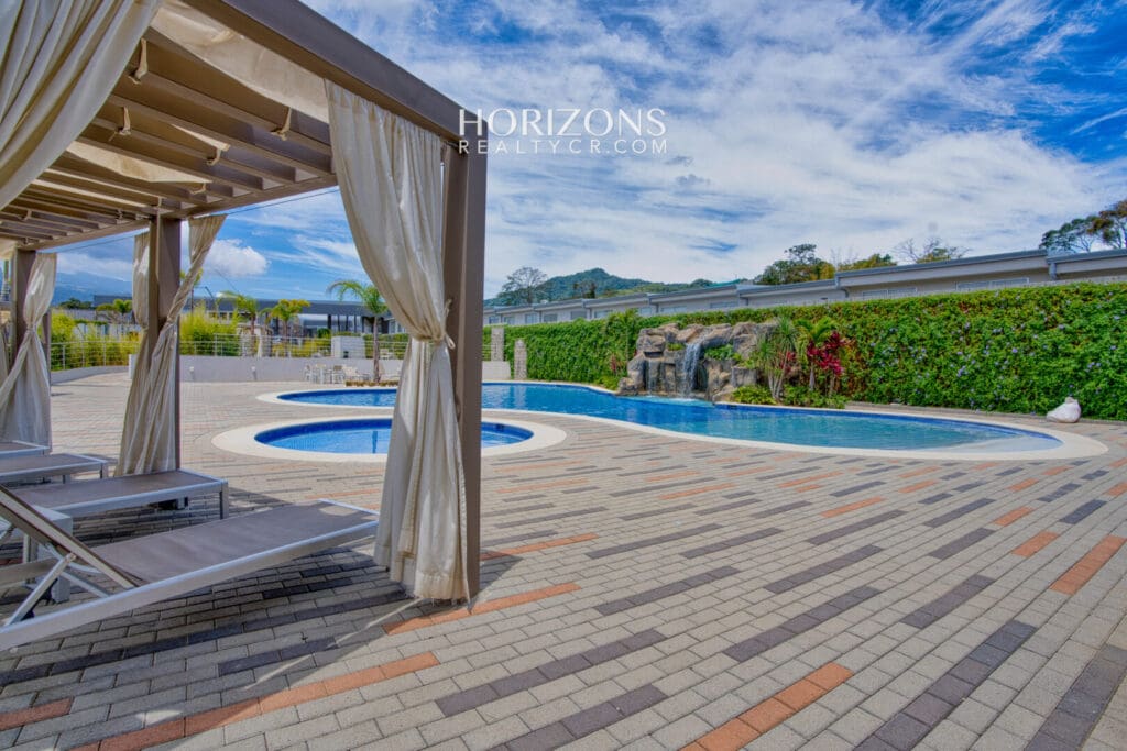 Moderna Casa en Venta Condominio Ayarco Boulevard BLVD Curridabat Con Habitación en Primer Nivel nja1237