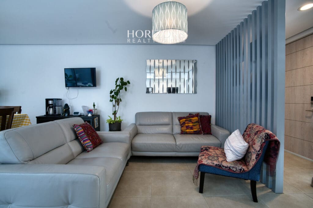 Moderna Casa en Venta Condominio Ayarco Boulevard BLVD Curridabat Con Habitación en Primer Nivel nja1237