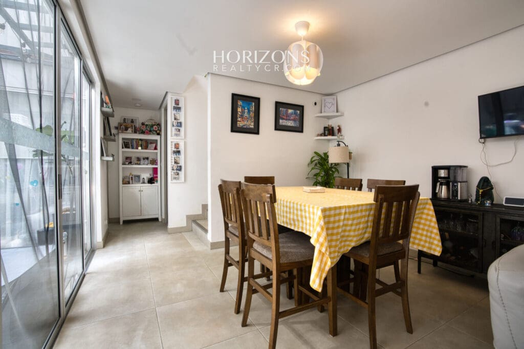 Moderna Casa en Venta Condominio Ayarco Boulevard BLVD Curridabat Con Habitación en Primer Nivel nja1237