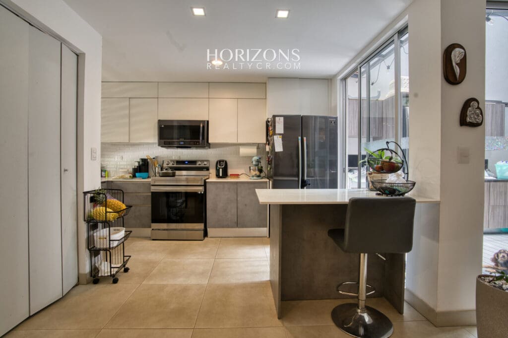 Moderna Casa en Venta Condominio Ayarco Boulevard BLVD Curridabat Con Habitación en Primer Nivel nja1237