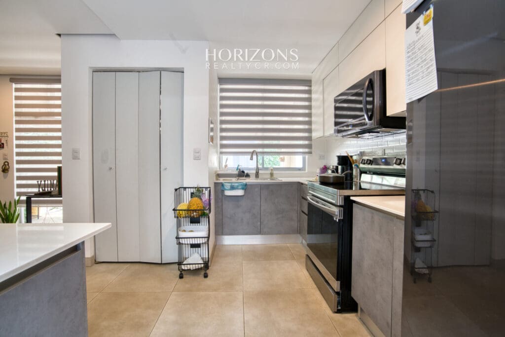Moderna Casa en Venta Condominio Ayarco Boulevard BLVD Curridabat Con Habitación en Primer Nivel nja1237