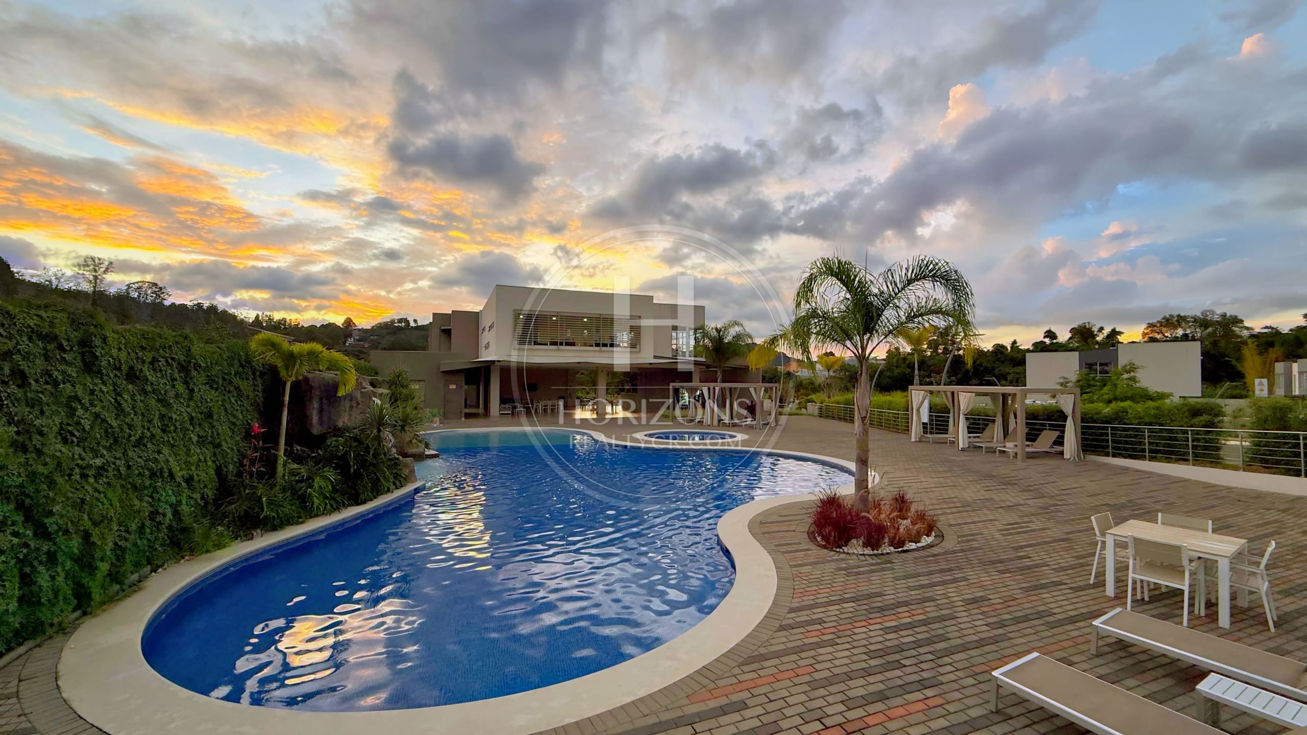 Moderna Casa en Venta Condominio Ayarco Boulevard BLVD Curridabat Con Habitación en Primer Nivel nja1237