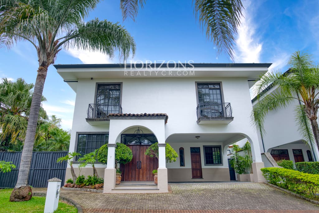 Casa En Guachipelín Escazú 3 Habitaciones Y Área Verde En Condominio Privado Nja1249