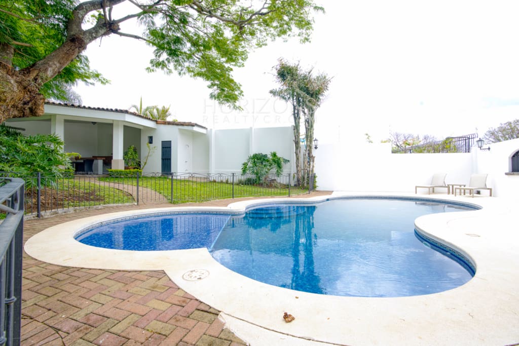 Casa en Guachipelín Escazú 3 Habitaciones y Área Verde en Condominio Privado NJA1249