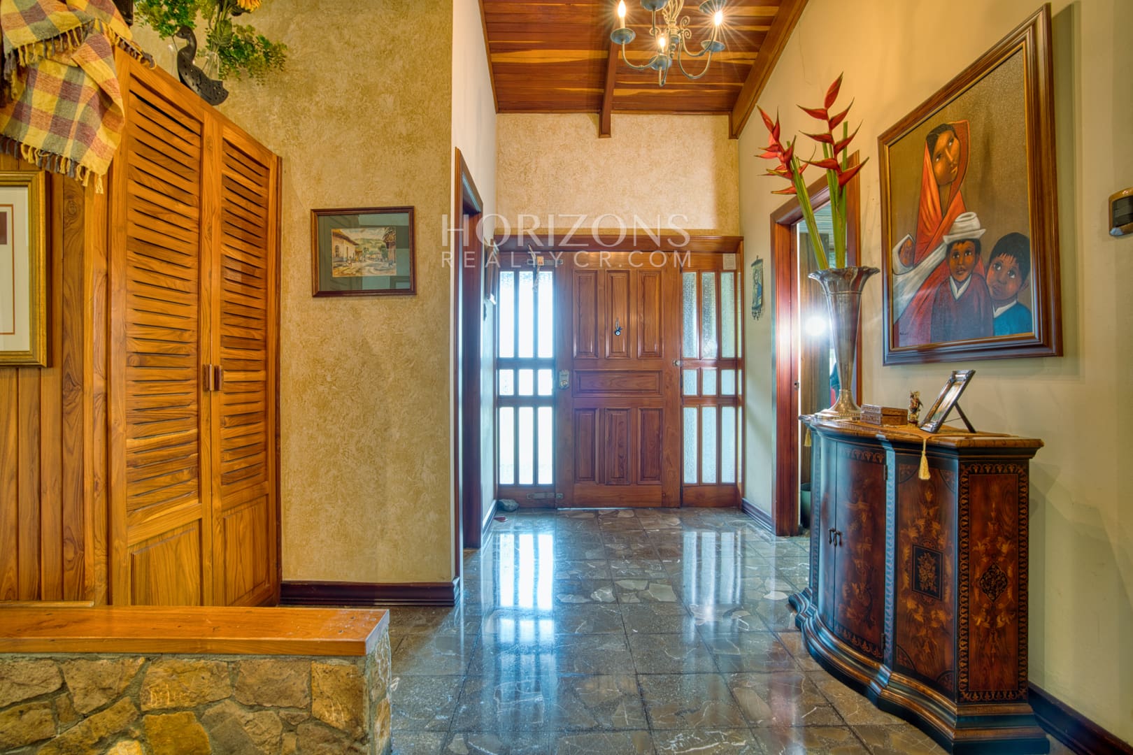 Casa con Uso de Suelo Mixto en Pinares de Curridabat Con 1,616m2 de Terreno – Ideal para Negocio o Residencia a 200 m de Momentum Pinares nja1247