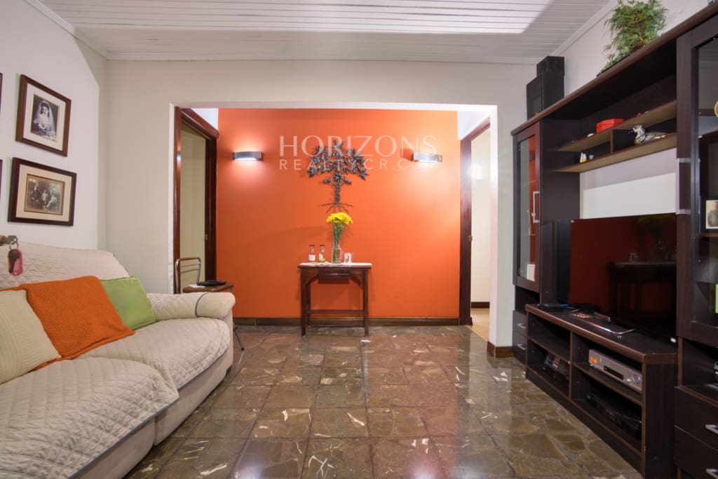 Casa con Uso de Suelo Mixto en Pinares de Curridabat Con 1,616m2 de Terreno – Ideal para Negocio o Residencia a 200 m de Momentum Pinares nja1247
