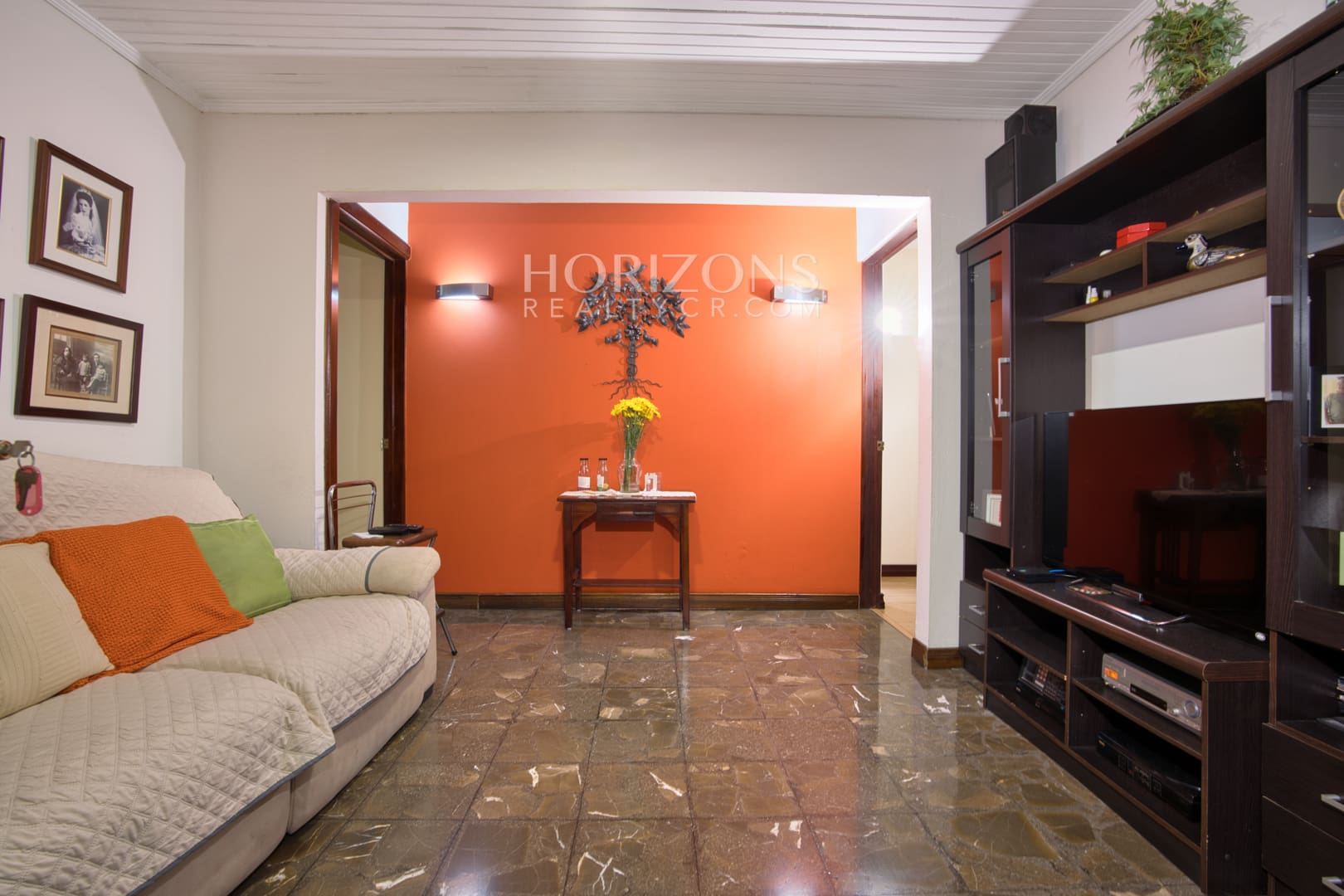Casa con Uso de Suelo Mixto en Pinares de Curridabat Con 1,616m2 de Terreno – Ideal para Negocio o Residencia a 200 m de Momentum Pinares nja1247