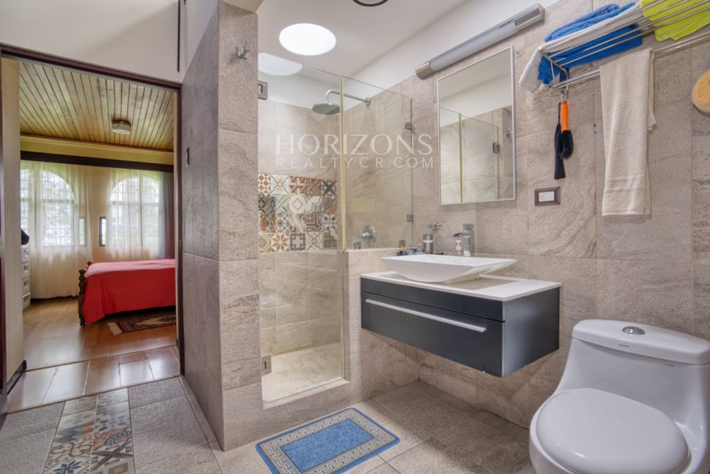 Casa con Uso de Suelo Mixto en Pinares de Curridabat Con 1,616m2 de Terreno – Ideal para Negocio o Residencia a 200 m de Momentum Pinares nja1247