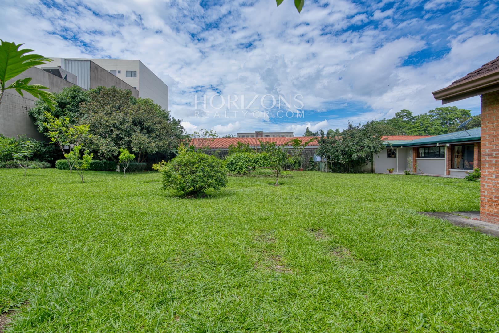 Casa con Uso de Suelo Mixto en Pinares de Curridabat Con 1,616m2 de Terreno – Ideal para Negocio o Residencia a 200 m de Momentum Pinares nja1247