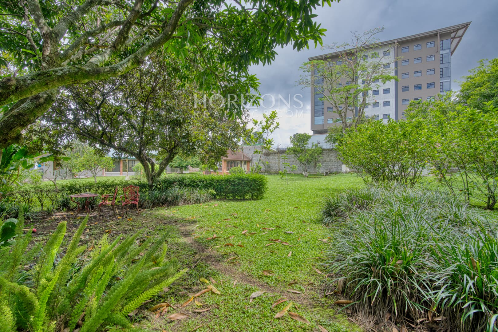 Casa con Uso de Suelo Mixto en Pinares de Curridabat Con 1,616m2 de Terreno – Ideal para Negocio o Residencia a 200 m de Momentum Pinares nja1247