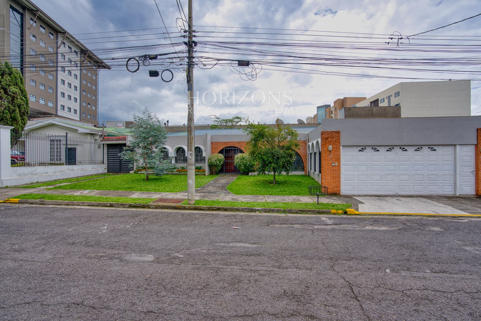 Casa con Uso de Suelo Mixto en Pinares de Curridabat Con 1,616m2 de Terreno – Ideal para Negocio o Residencia a 200 m de Momentum Pinares nja1247