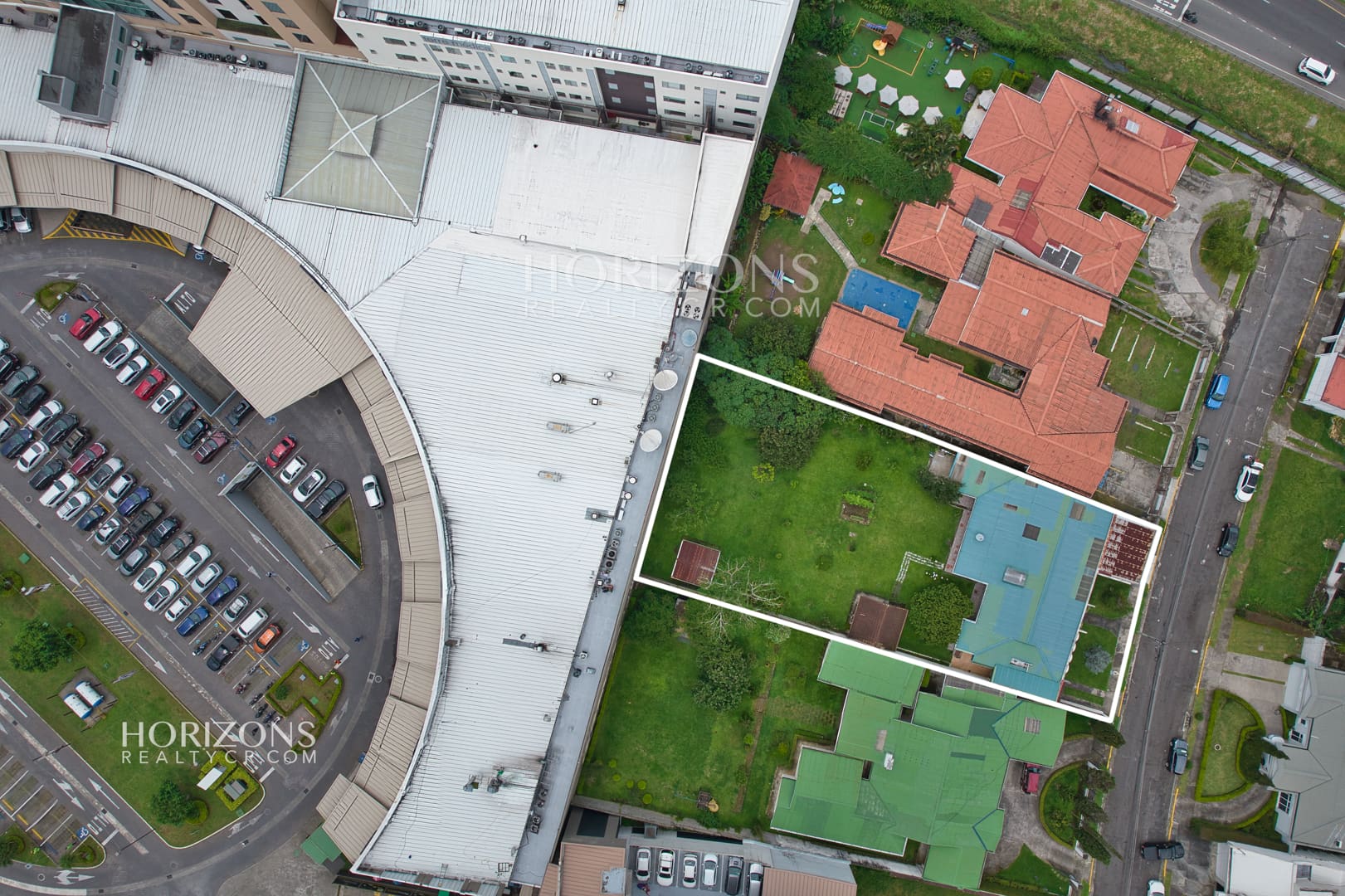 Casa con Uso de Suelo Mixto en Pinares de Curridabat Con 1,616m2 de Terreno – Ideal para Negocio o Residencia a 200 m de Momentum Pinares nja1247