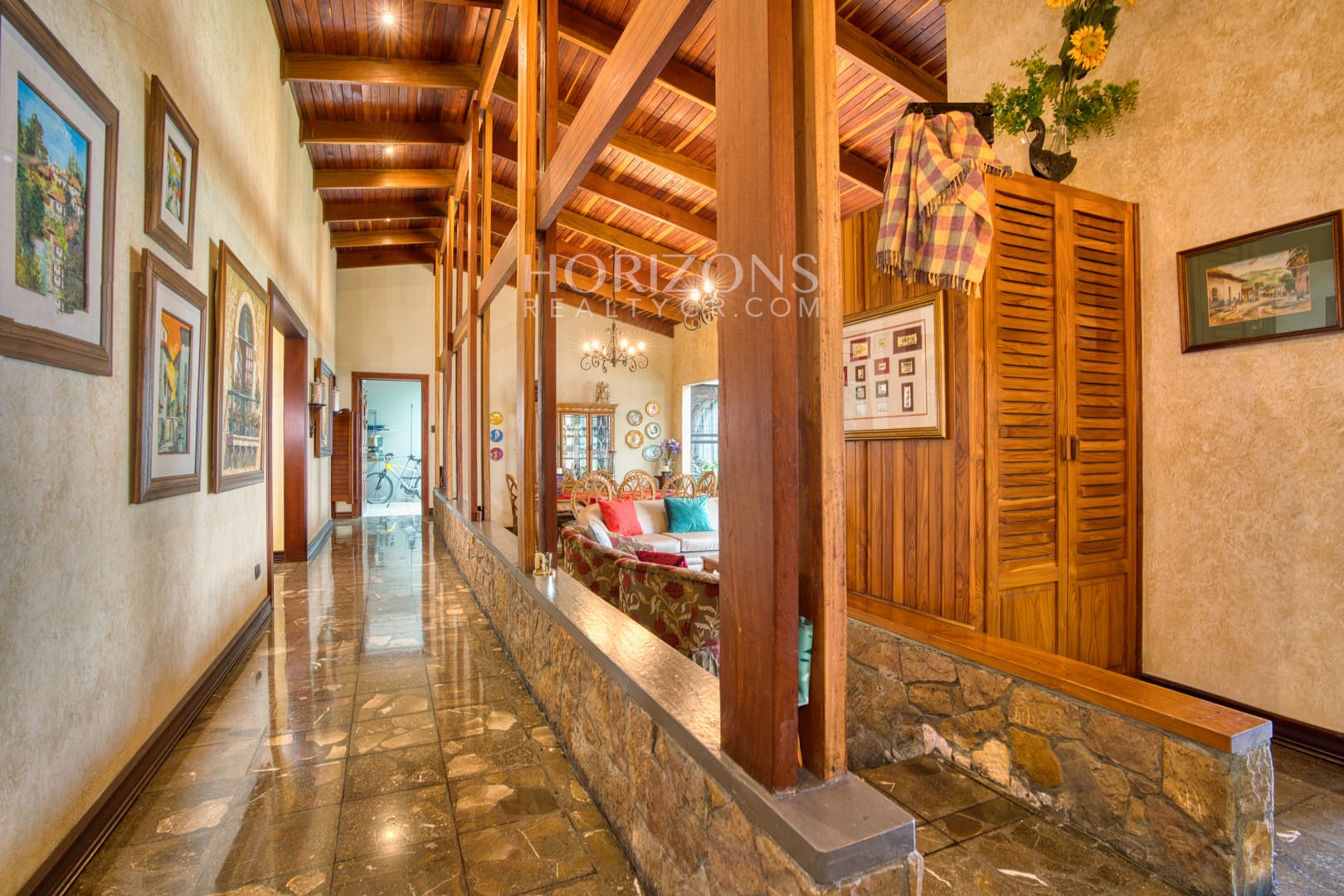Casa con Uso de Suelo Mixto en Pinares de Curridabat Con 1,616m2 de Terreno – Ideal para Negocio o Residencia a 200 m de Momentum Pinares nja1247
