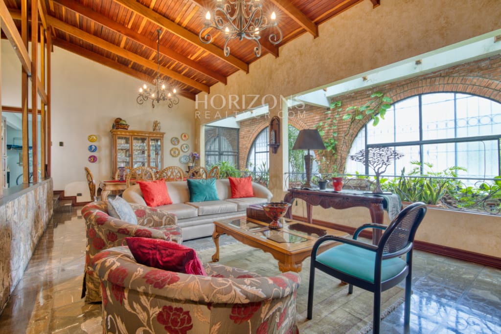 Casa con Uso de Suelo Mixto en Pinares de Curridabat Con 1,616m2 de Terreno – Ideal para Negocio o Residencia a 200 m de Momentum Pinares nja1247