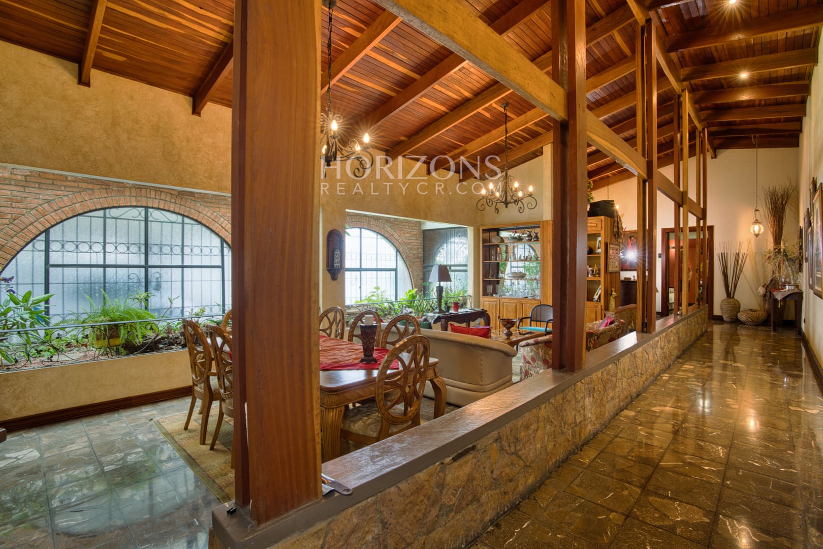 Casa con Uso de Suelo Mixto en Pinares de Curridabat Con 1,616m2 de Terreno – Ideal para Negocio o Residencia a 200 m de Momentum Pinares nja1247