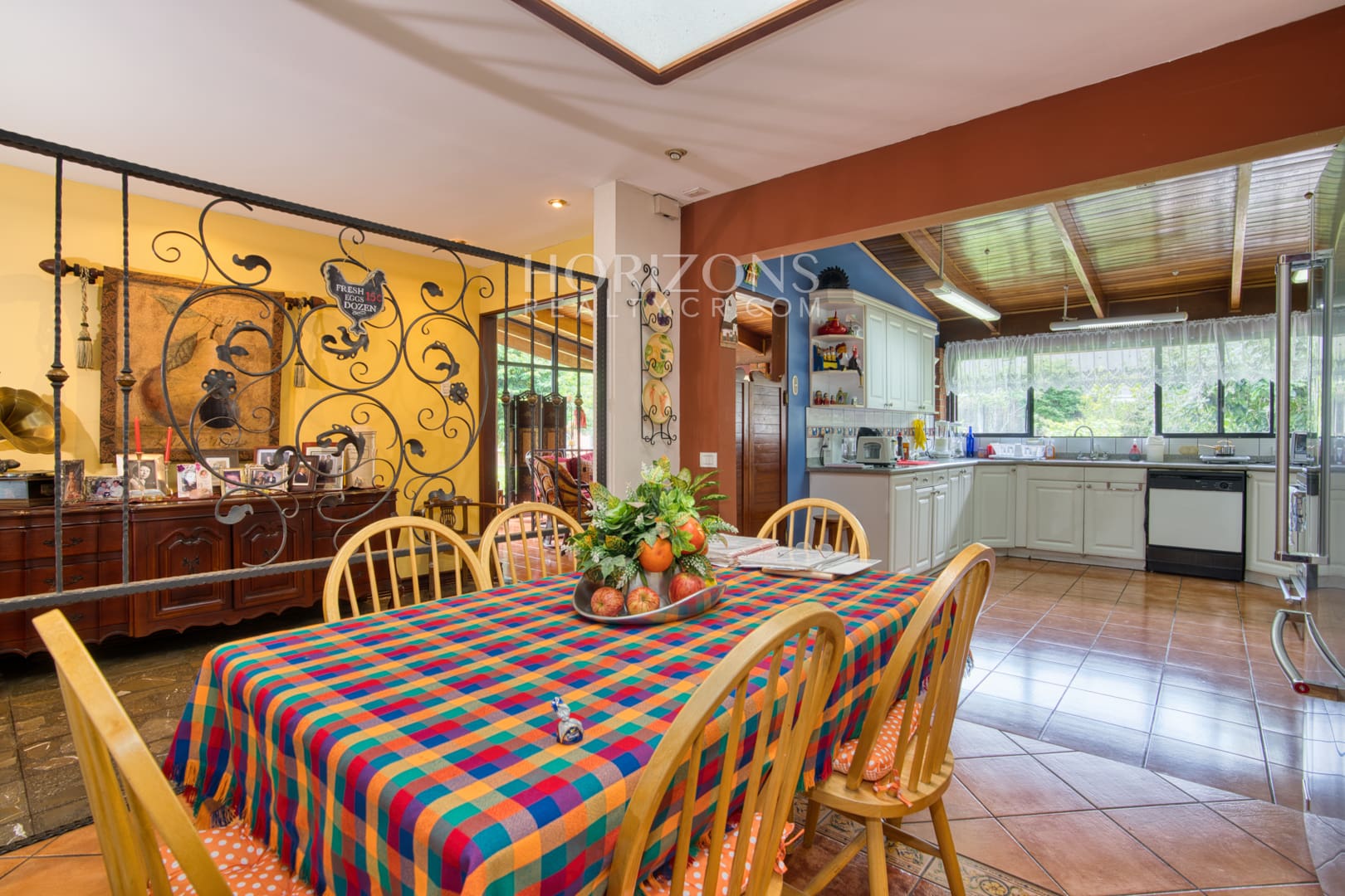 Casa con Uso de Suelo Mixto en Pinares de Curridabat Con 1,616m2 de Terreno – Ideal para Negocio o Residencia a 200 m de Momentum Pinares nja1247