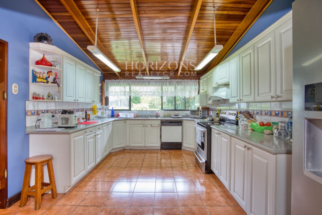 Casa con Uso de Suelo Mixto en Pinares de Curridabat Con 1,616m2 de Terreno – Ideal para Negocio o Residencia a 200 m de Momentum Pinares nja1247