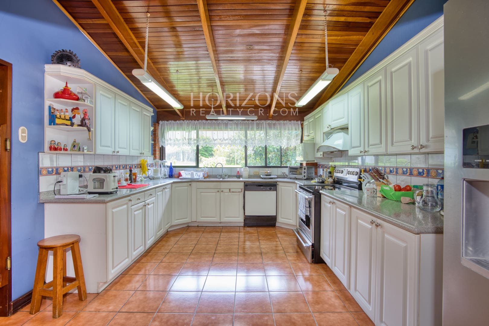 Casa con Uso de Suelo Mixto en Pinares de Curridabat Con 1,616m2 de Terreno – Ideal para Negocio o Residencia a 200 m de Momentum Pinares nja1247