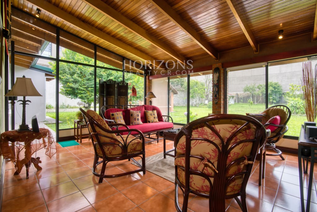 Casa con Uso de Suelo Mixto en Pinares de Curridabat Con 1,616m2 de Terreno – Ideal para Negocio o Residencia a 200 m de Momentum Pinares nja1247